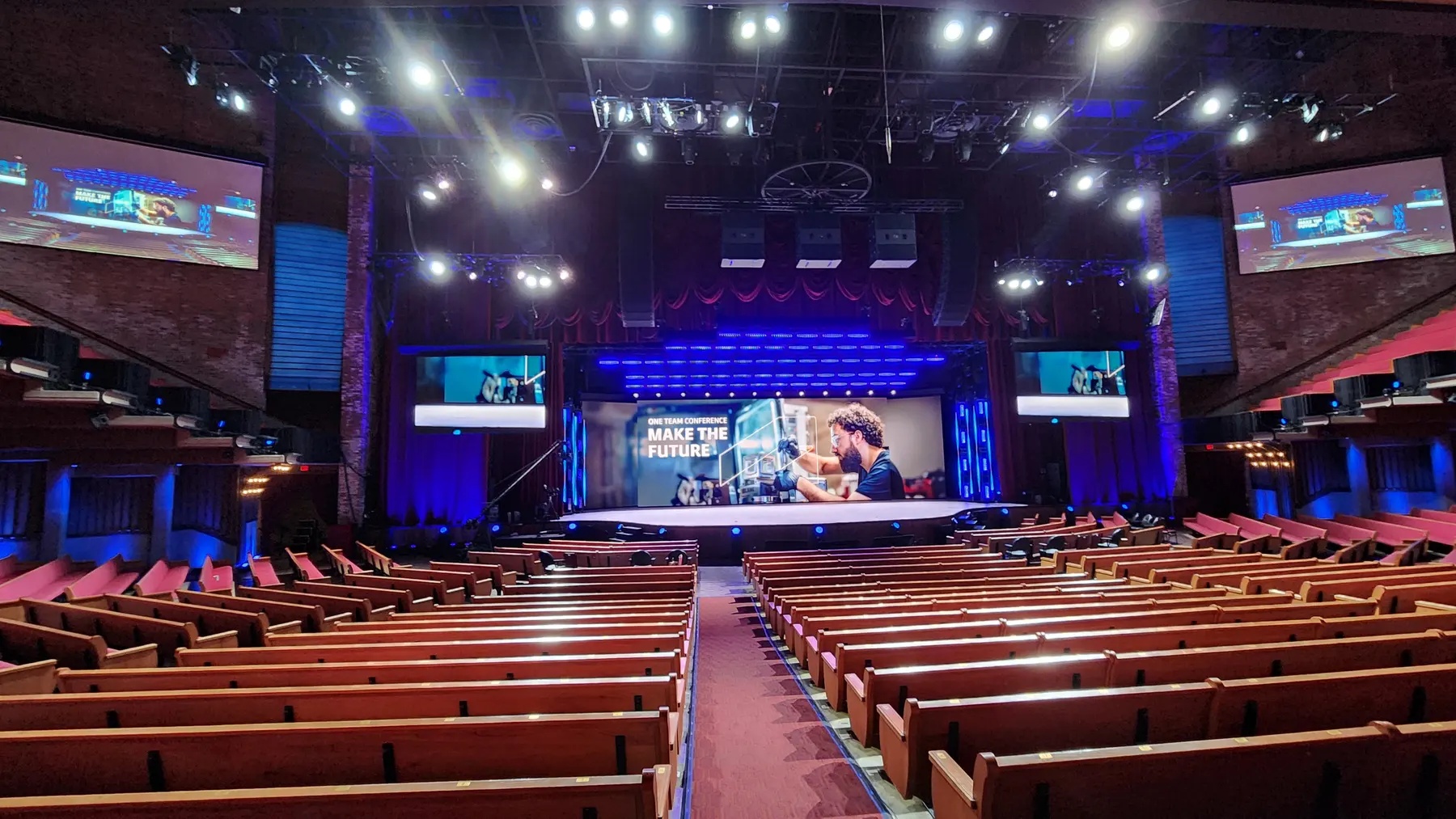 Main stage and audience at Autodesk University